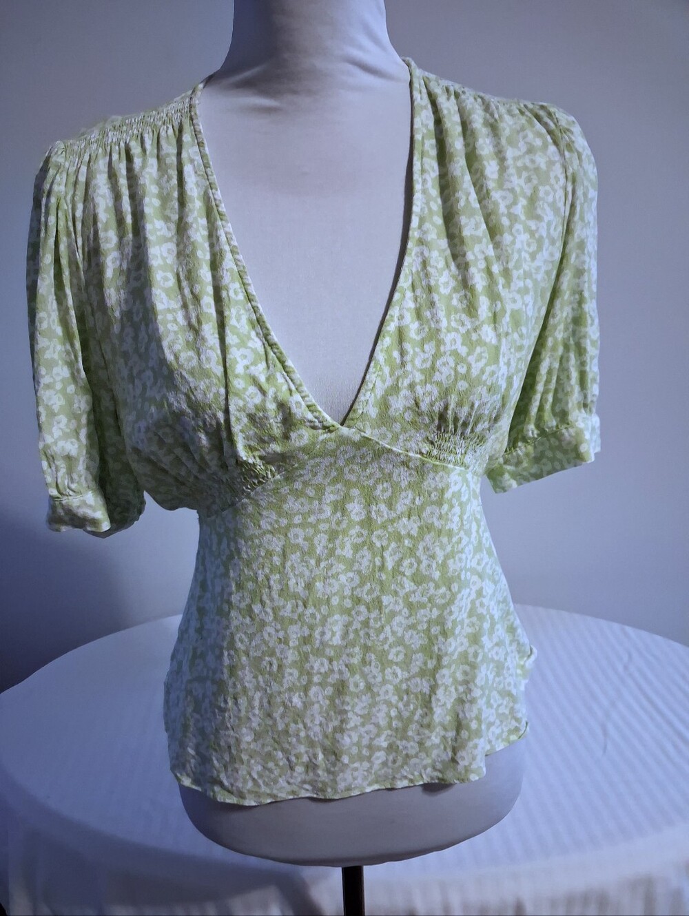 Light Green Floral V-Neck Women's Top Size XL